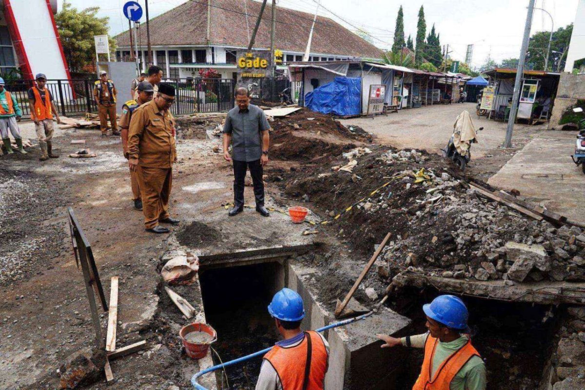 Pj. Wali Kota Batu, Aries Tinjau Pembangunan Drainase, Kadis PUPR, Alfi Harapkan Kesadaran Masyarakat Tidak Buang Sampah Sembarangan