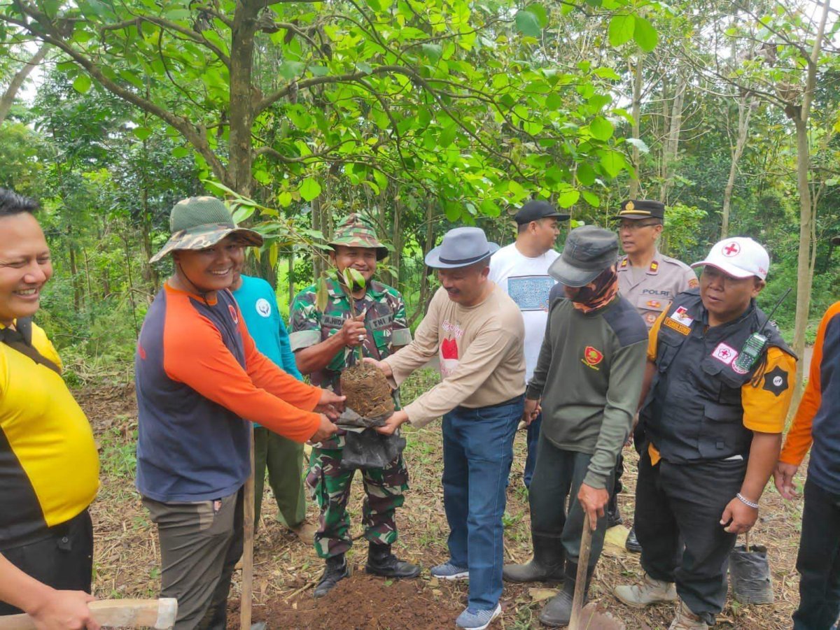 Peringati Hari Menanam Pohon Nasional, Polsek Junrejo Bersama TNI dan Masyarakat Tanam Pohon