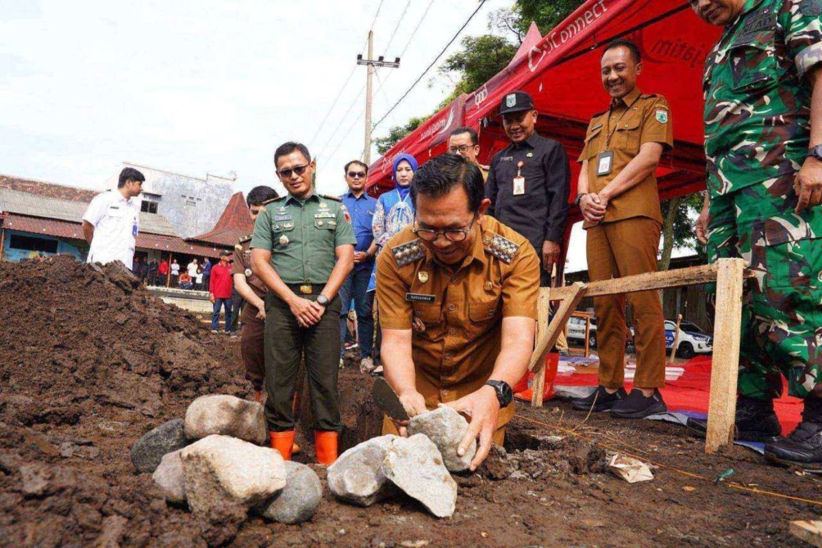 Kuatkan Ekonomi, Wali Kota Batu, Nurochman Lakukan Peletakan Batu Pertama Pembangunan KDMP