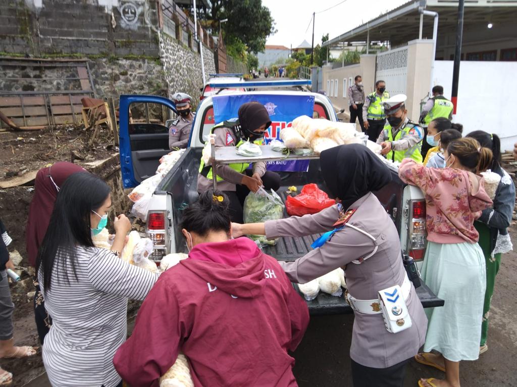 Sat Lantas Polres Batu, Bagikan Sayur Kepada Warga Terdampak Banjir dan Tanah Longsor