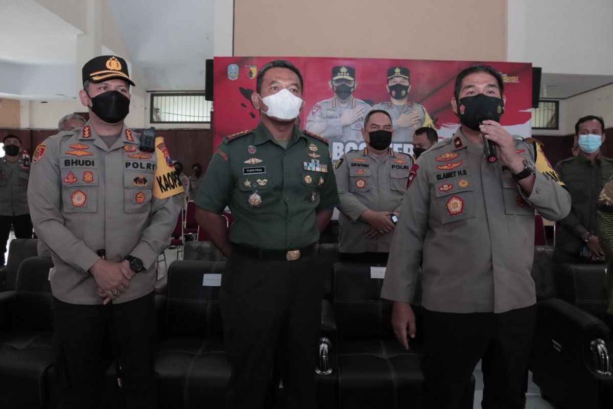 Kapolresta Malang Kota Dampingi Wakapolda Jatim, Tinjau Vaksinasi Massal