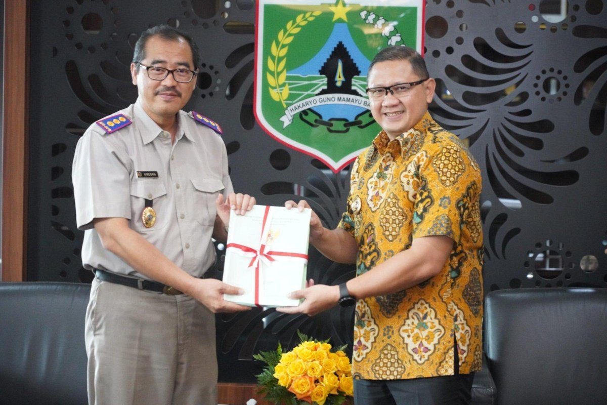 BPN Serahkan 40 Sertifikat Tanah Jalan Milik Pemkot Batu, Pj. Wali Kota Batu Dr. Aries: Wujudkan Pengelolaan Jalan yang Baik untuk Masyarakat