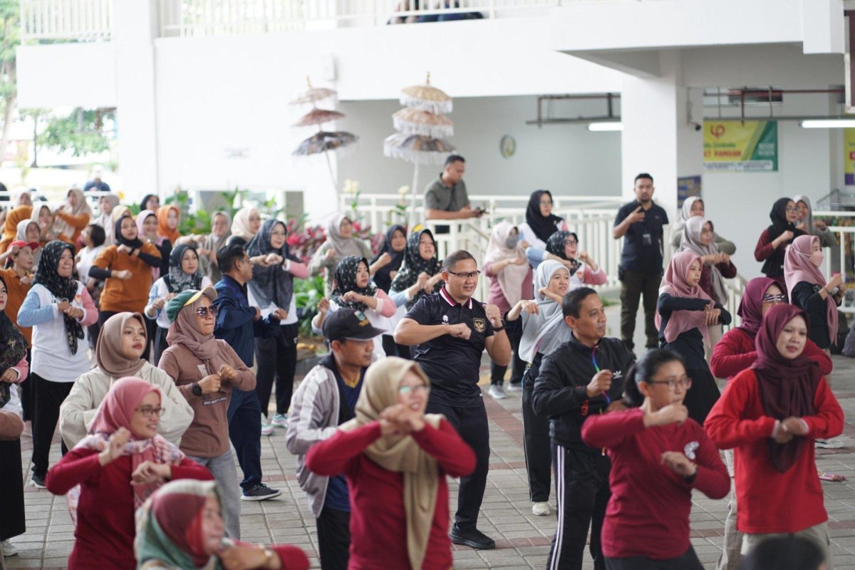 Pj. Wali Kota Batu Dr. Aries Ajak Guru SD dan SMP Senam Bersama di Pasar Induk Among Tani
