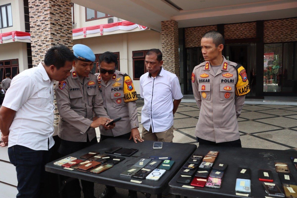 Cegah Judi Online dan Seksualitas, Kapolres Batu AKBP Oskar Periksa Handphone Seluruh Anggota