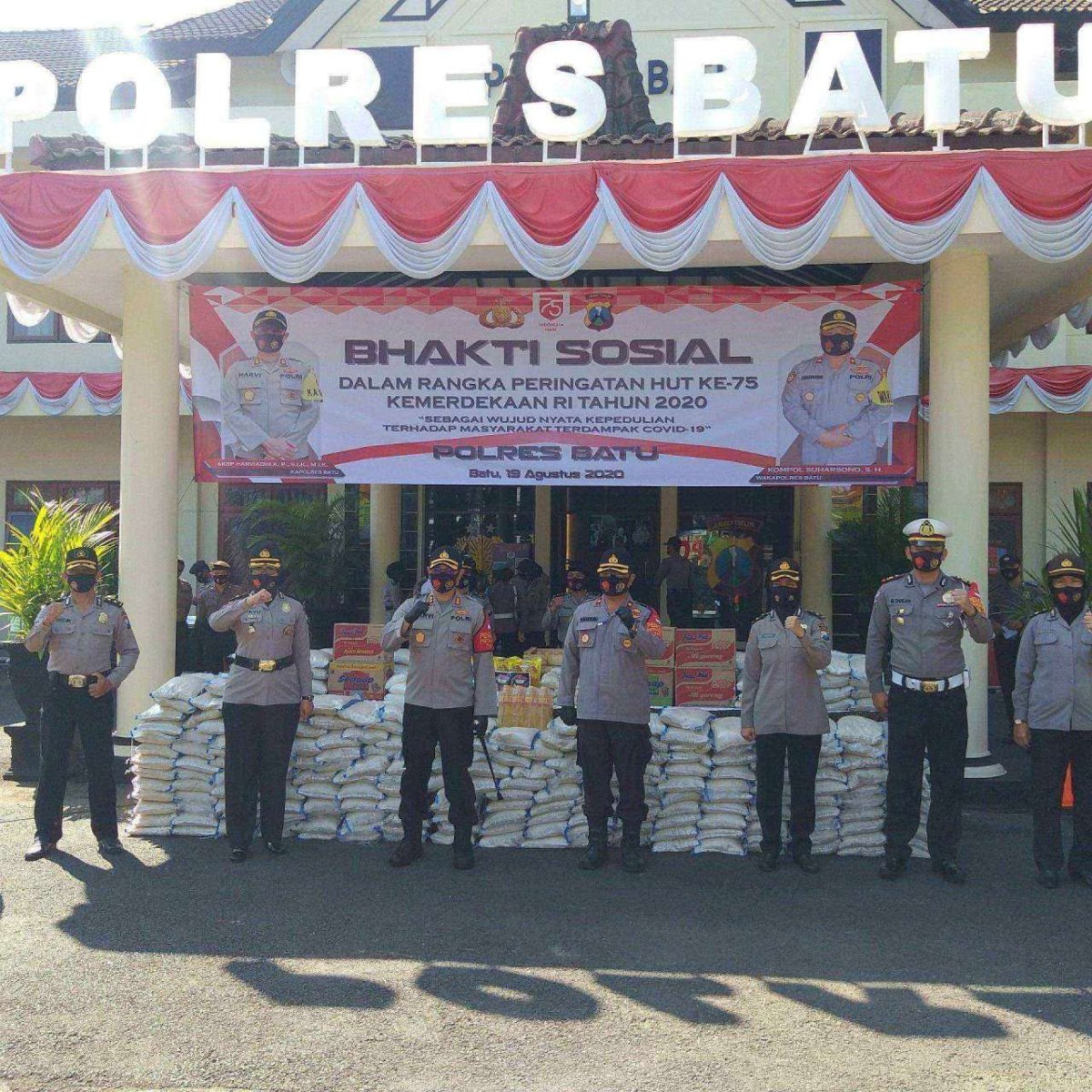 Rangkaian Peringatan HUT RI ke-75, Kapolres Batu Bagikan Sembako
