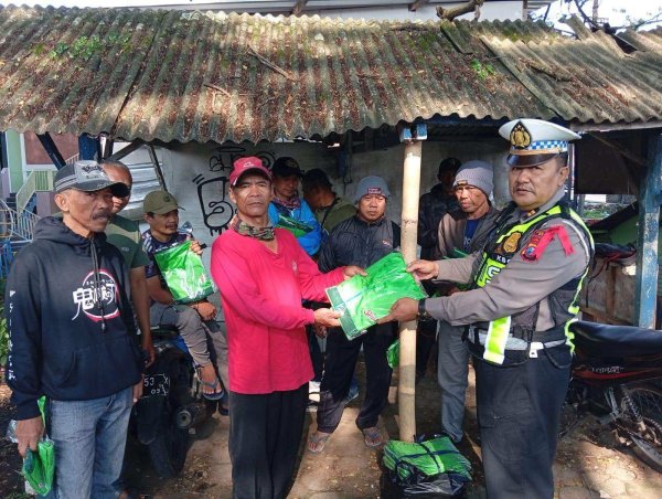 Satlantas Polres Batu Bagikan Rompi Supeltas, Perkuat Sinergi Pengaturan Lalu Lintas