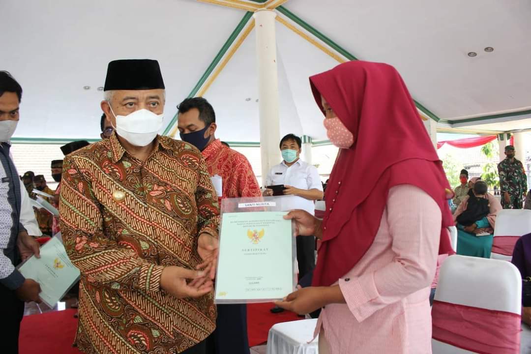 Bupati Malang Sanusi, Serahkan Sertifikat Tanah Secara Simbolis