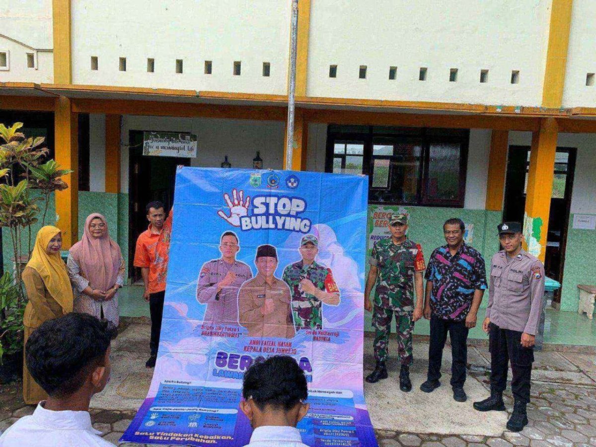 Antisipasi Bullying, Bhabinkamtibmas Polsek Junrejo Pasang Banner di Sekolah Ingatkan Bahaya Perundungan