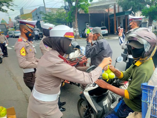 Operasi Patuh Semeru 2022, AKP Indah: Kami Bagikan Dorprize Helm, Buah Apel dan Masker
