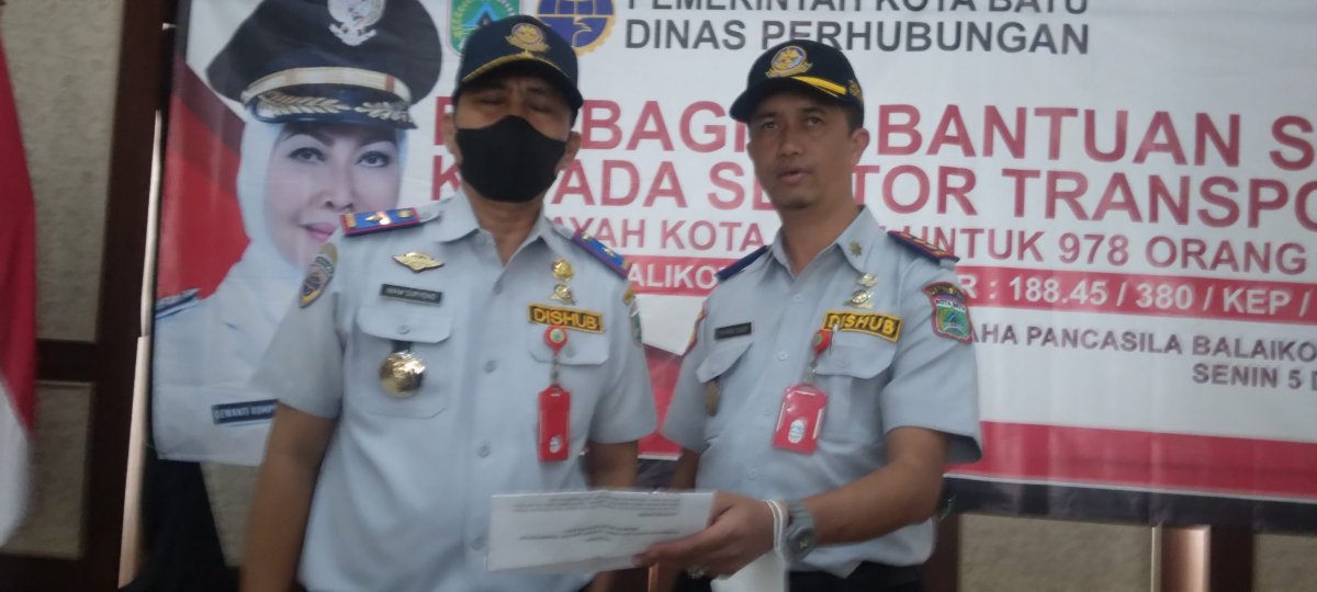 Dampak Inflasi Kenaikan Harga BBM, Dishub Pemkot Batu Salurkan Bansos Berupa Uang Tunai Rp 600 Ribu Kepada Sopir Angkutan Umum dan Tukang Ojek