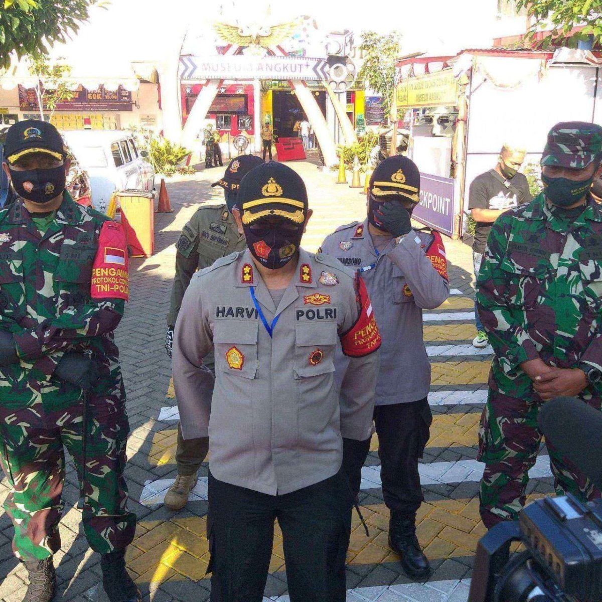 Kapolres Batu Laksanakan Pendisiplinan dan Pembagian Masker ke Tempat Wisata