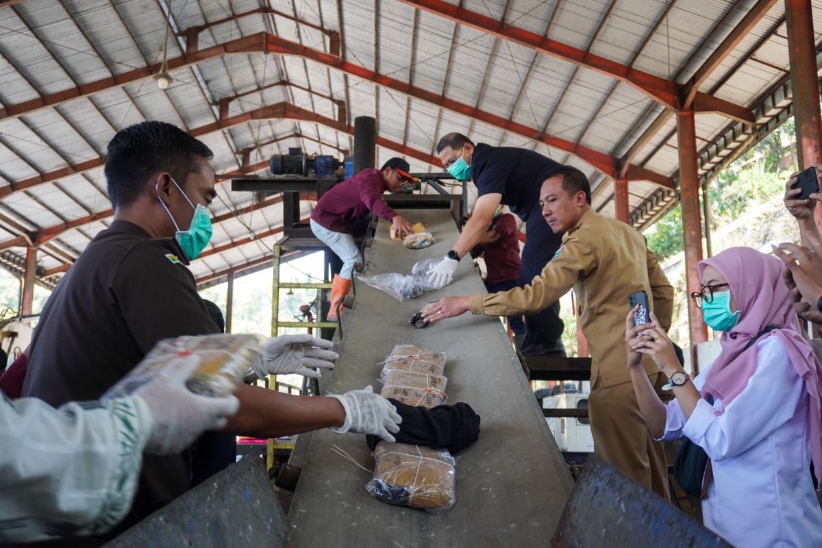 Peringati Hari Bhakti Adyaksa ke-63, Kejari Batu Musnahkan Barang Bukti Perkara Tindak Pidana Umum di TPA Tlekung