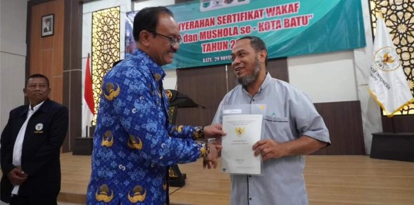 BPN Kota Batu Serahkan Sertifikat Wakaf Masjid dan Musala 2023, Kepala BPN Kota Batu Haris: Semoga Dapat Bermanfaat dan Menghindari Sengketa