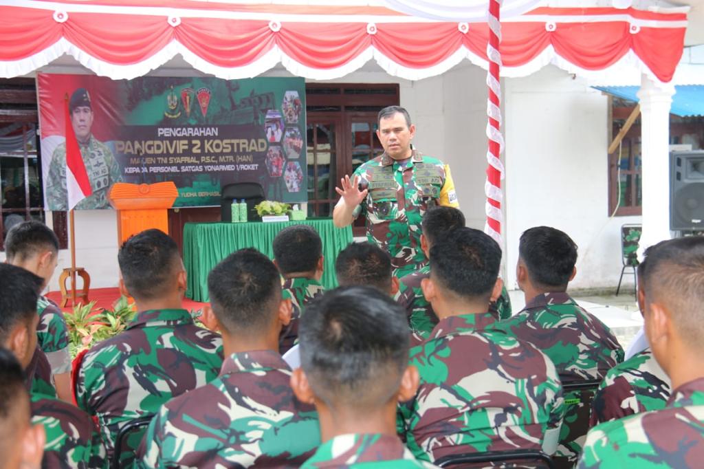 Pangdivif 2 Kostrad Mayjen TNI Syafril Kunjungi Satgas Yonarmed 1 Kostrad di Provinsi Maluku
