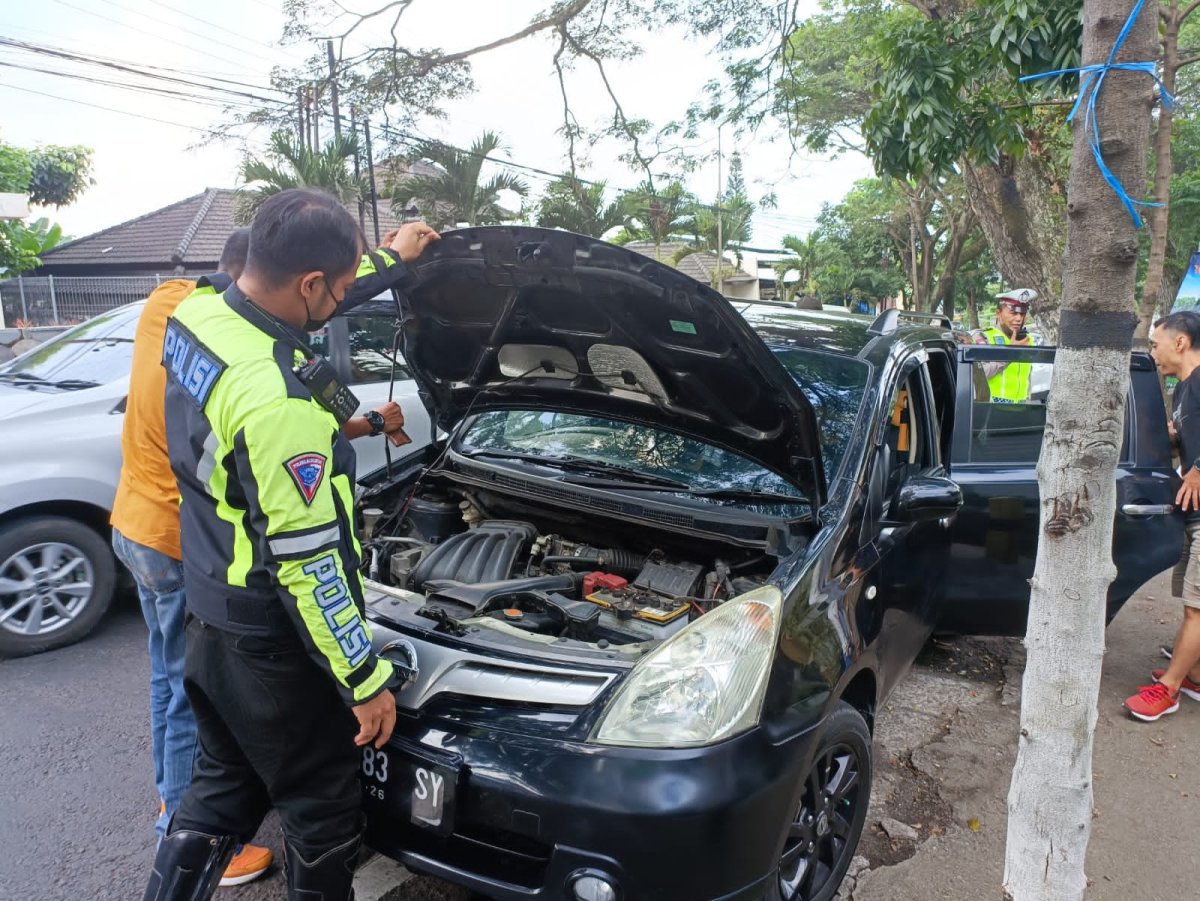 Sungguh Mulia, Bripka Lutfi Bantu Dorong Mobil Wisatawan yang Mogok