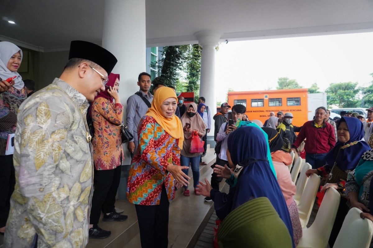 Gubernur Jatim Khofifah Salurkan Bantuan Sosial di Kota Batu