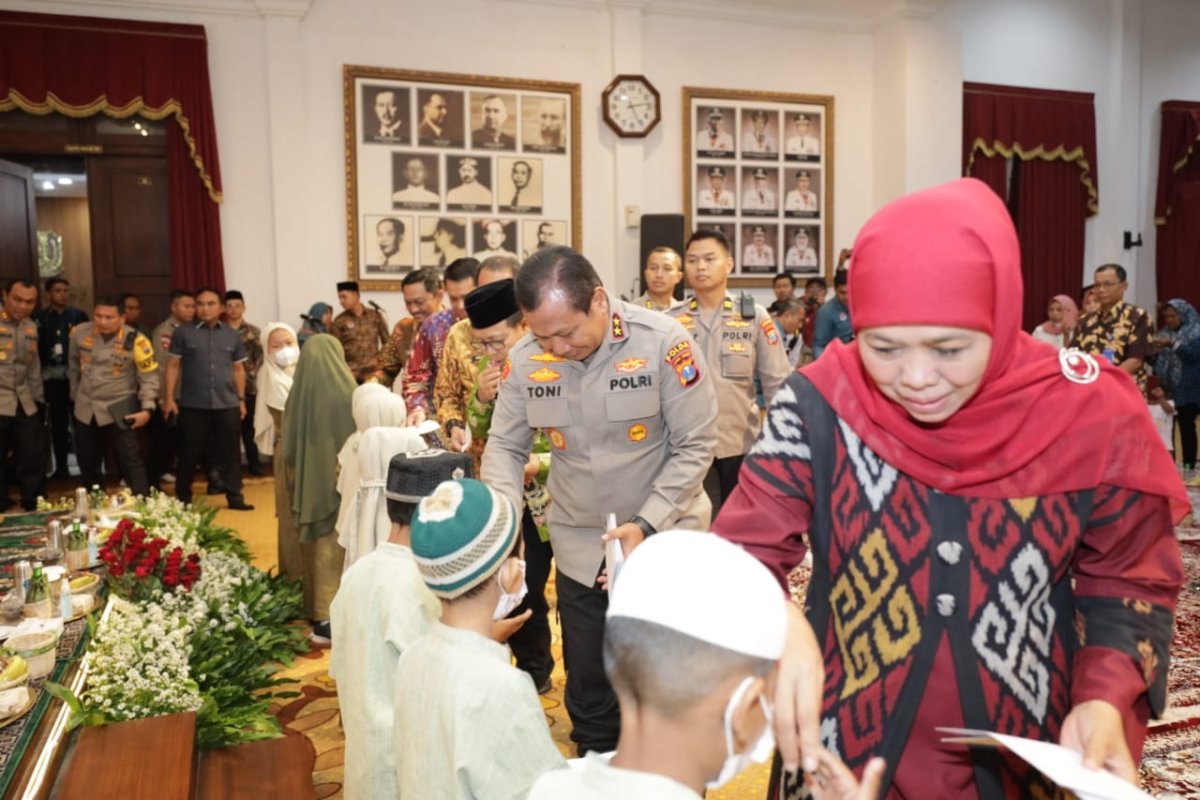 Kapolda Jatim Dampingi Gubernur, Berikan Bantuan Keluarga Korban Kanjuruhan Malang