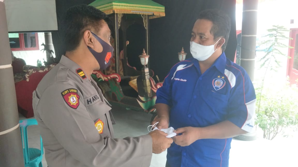 Bagikan Masker Bersama “Aremania, Kapolsek Ngantang Imbau Ini