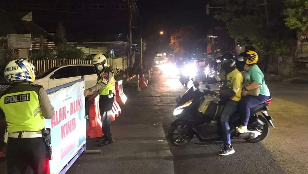Atasi Kepadatan Kendaraan, Satlantas Polres Batu Laksanakan Pengalihan dan Pengaturan Arus Lalu Lintas