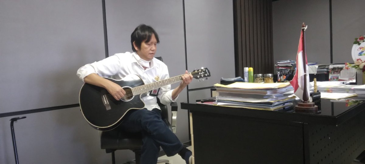 Bermain Musik, Kadis PDKP Pemkot Batu Ir. Bangun Yulianto: Dapat Menghilangkan Setres Setelah Seharian Bekerja