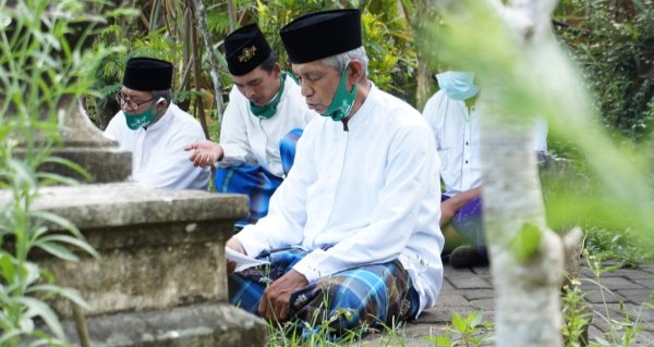 Usai Upacara HSN, Ranting NU Wonokasian Turen Ziarah Kubur Pahlawan