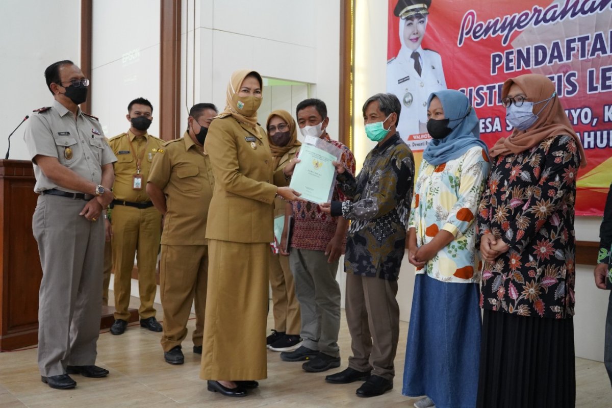 Wali Kota Batu Bersama Kepala BPN, Serahkan 250 Sertifikat PTSL Kepada Warga Desa Sidomulyo