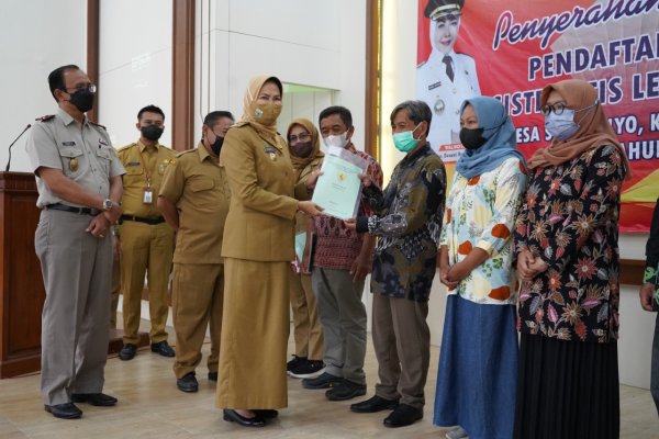 Wali Kota Batu Bersama Kepala BPN, Serahkan 250 Sertifikat PTSL Kepada Warga Desa Sidomulyo