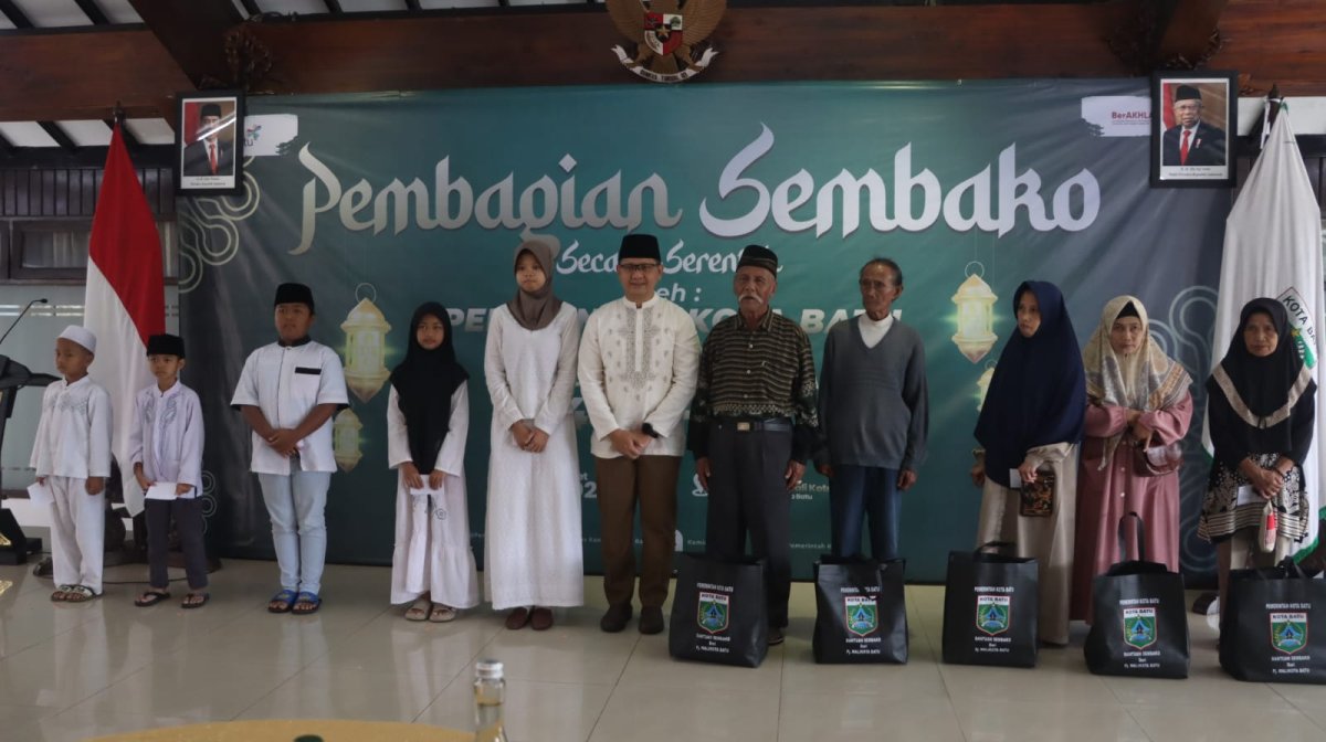 Jelang Ramadhan, Pj. Wali Kota Batu Aries Salurkan Bantuan Sembako Kepada 389 KPM
