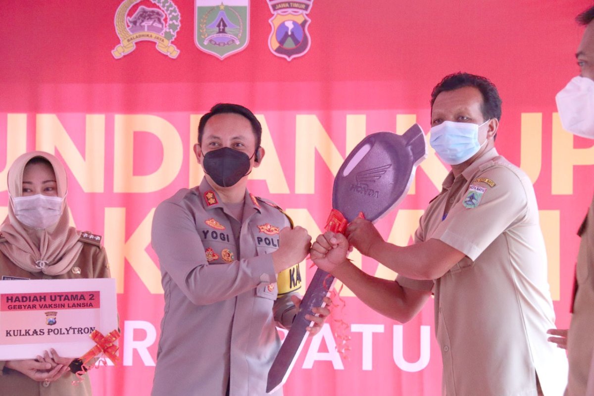 Gebyar Vaksinasi Lansia, Kapolres Batu Bagikan Satu Unit Sepeda Motor