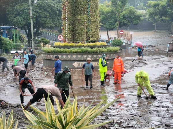 Tanggap Bencana, Polsek Bumiaji dan BPBD Gerak Cepat Atasi Luapan Air di Selecta
