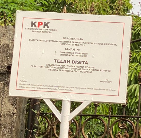 Dugaan Gratifikasi, KPK Pasang Papan Plang Penyitaan di Jalan Sultan Agung Kota Batu