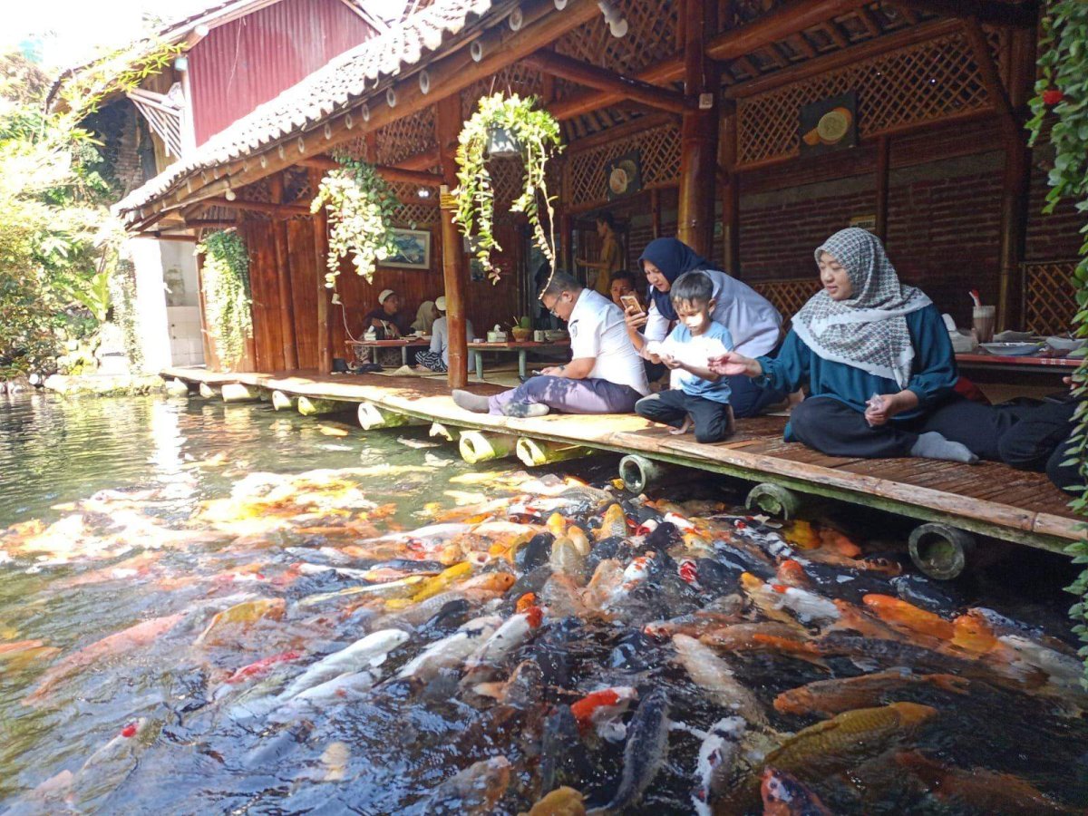 Resto Legend Kota Batu Waroeng Bamboe, Tawarkan View Alam dan Ratusan Ikan Koi
