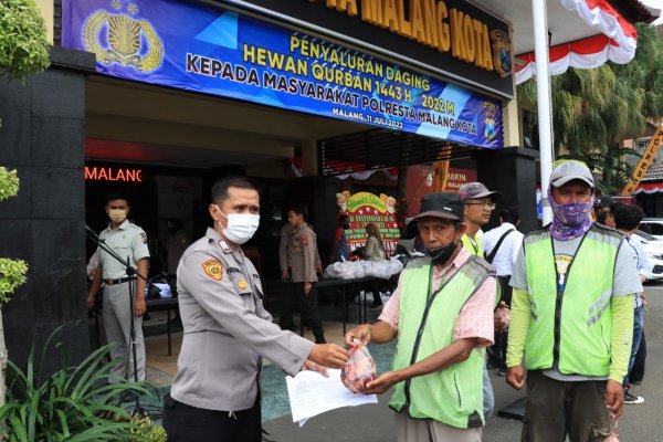 Berbagi Kebahagiaan Idul Adha 1443 H, Polresta Malang Kota Bagikan Daging Kurban