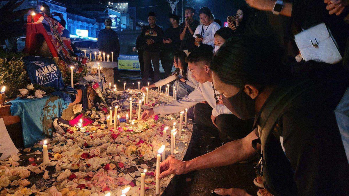 Diiringi Nyala Lilin, Ratusan Aremania Korwil Kota Batu Gelar Doa Bersama