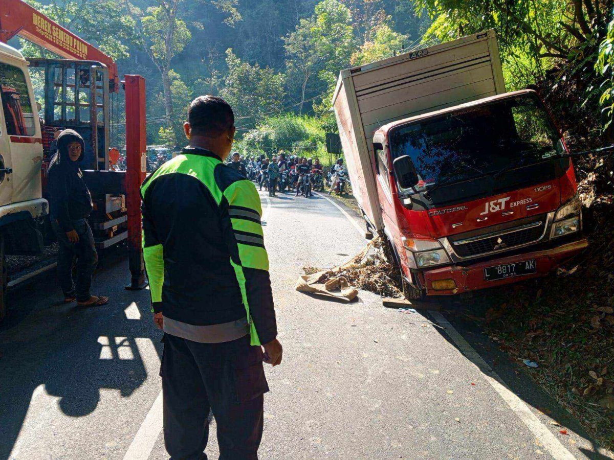 Datangi TKP Truk Box J&T Terguling di Dusun Ngeprih, Polsek Pujon Respon Cepat