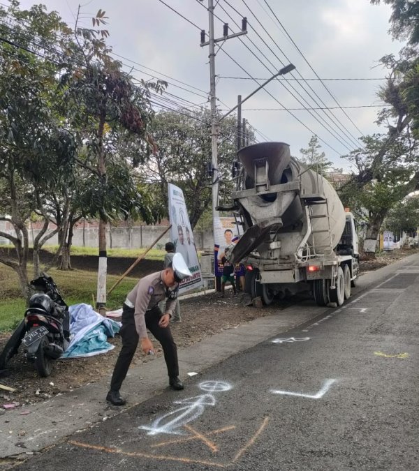 Tak Kuat Menanjak, Truk Hino Mundur Tabrak Belakang Sepeda Motor Honda Vario