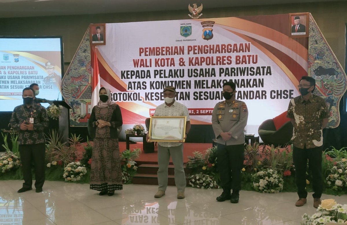 Komitmen Melaksanakan Protokol Kesehatan Sesuai Standar CHSE, Desa Tulungrejo Terima Penghargaan