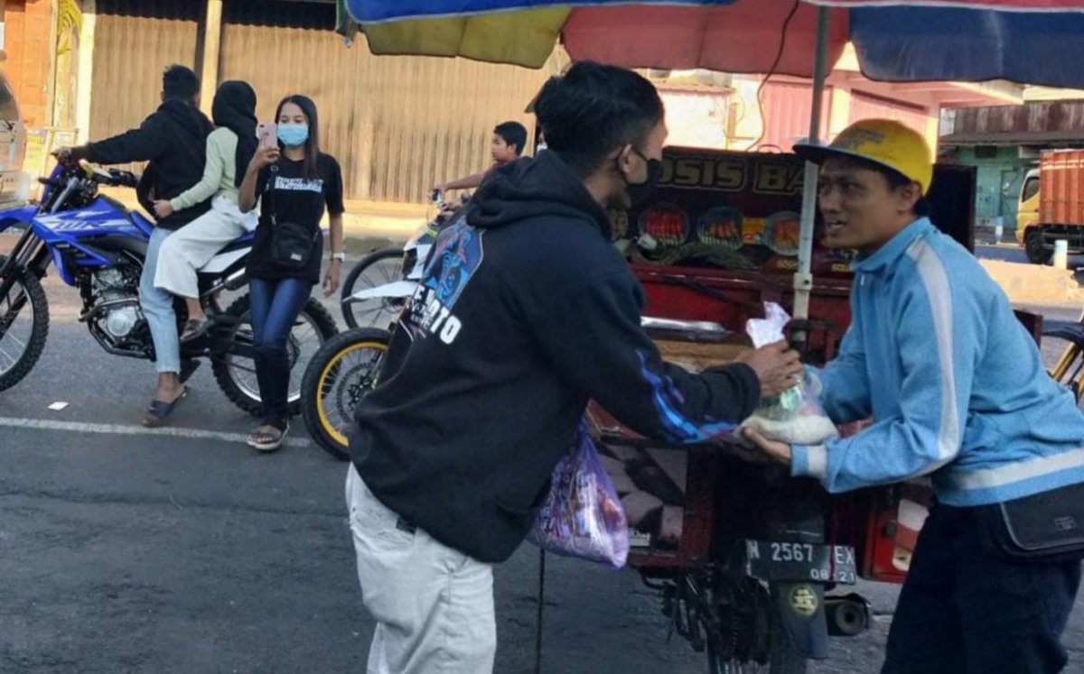 PPKM, Supermoto South Malang Bagikan 150 Paket Sembako di Turen