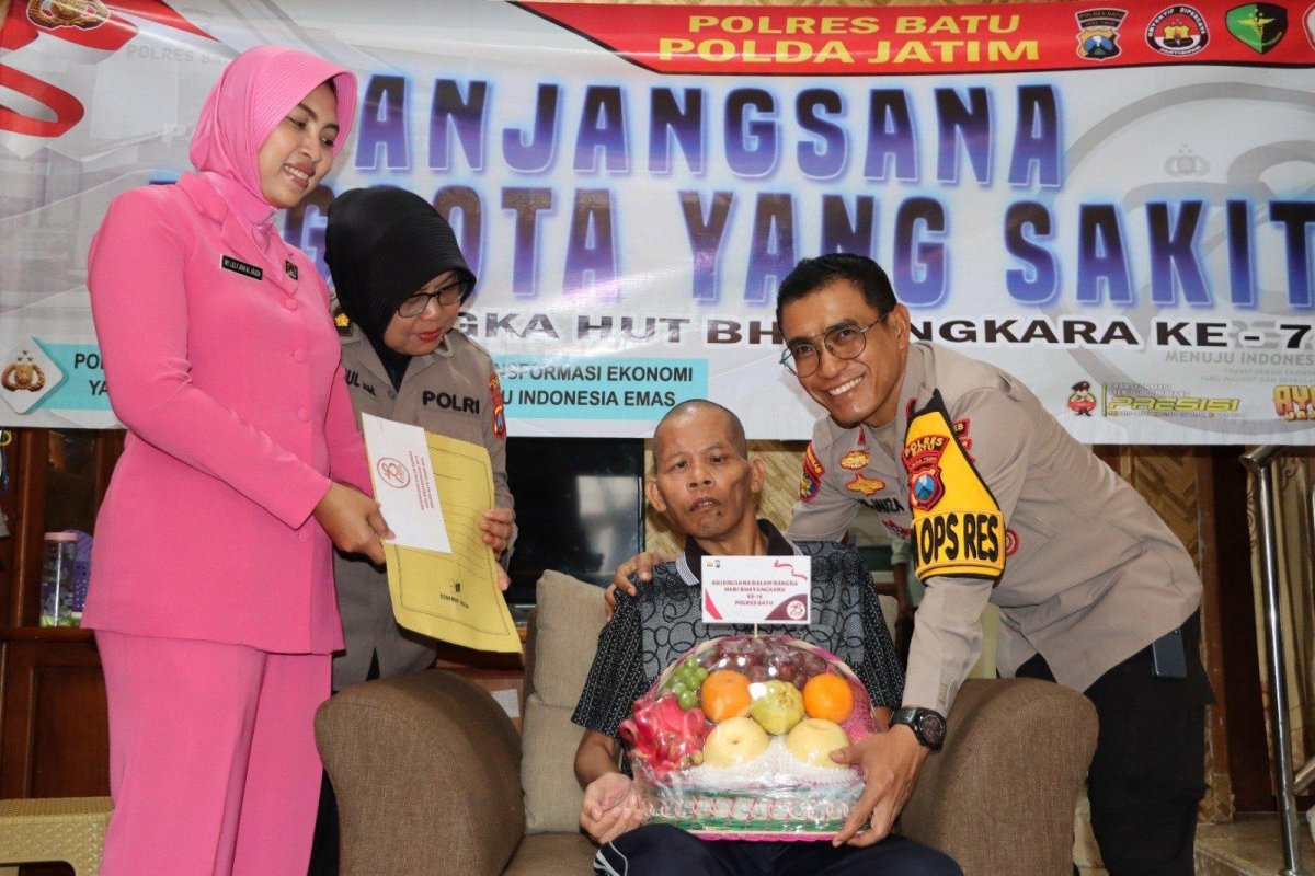 Polres Batu Anjangsana ke Purna Polri dan Anggota yang Sakit Stroke, Berikan Bantuan Tali Asih