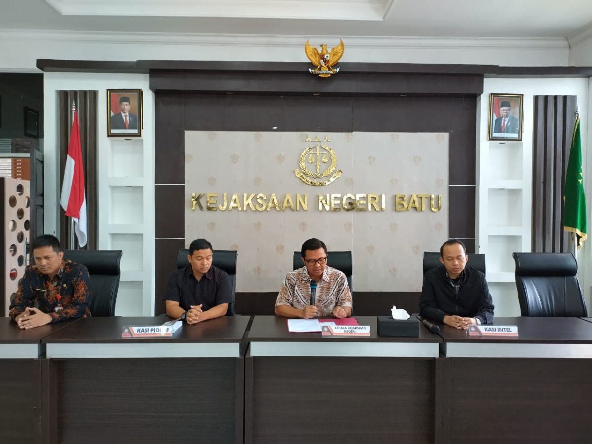 Gelar Konferensi Pers, Kejari Batu Terima Limpahan Berkas Tahap II Perkara Penganiayaan Terhadap Anak