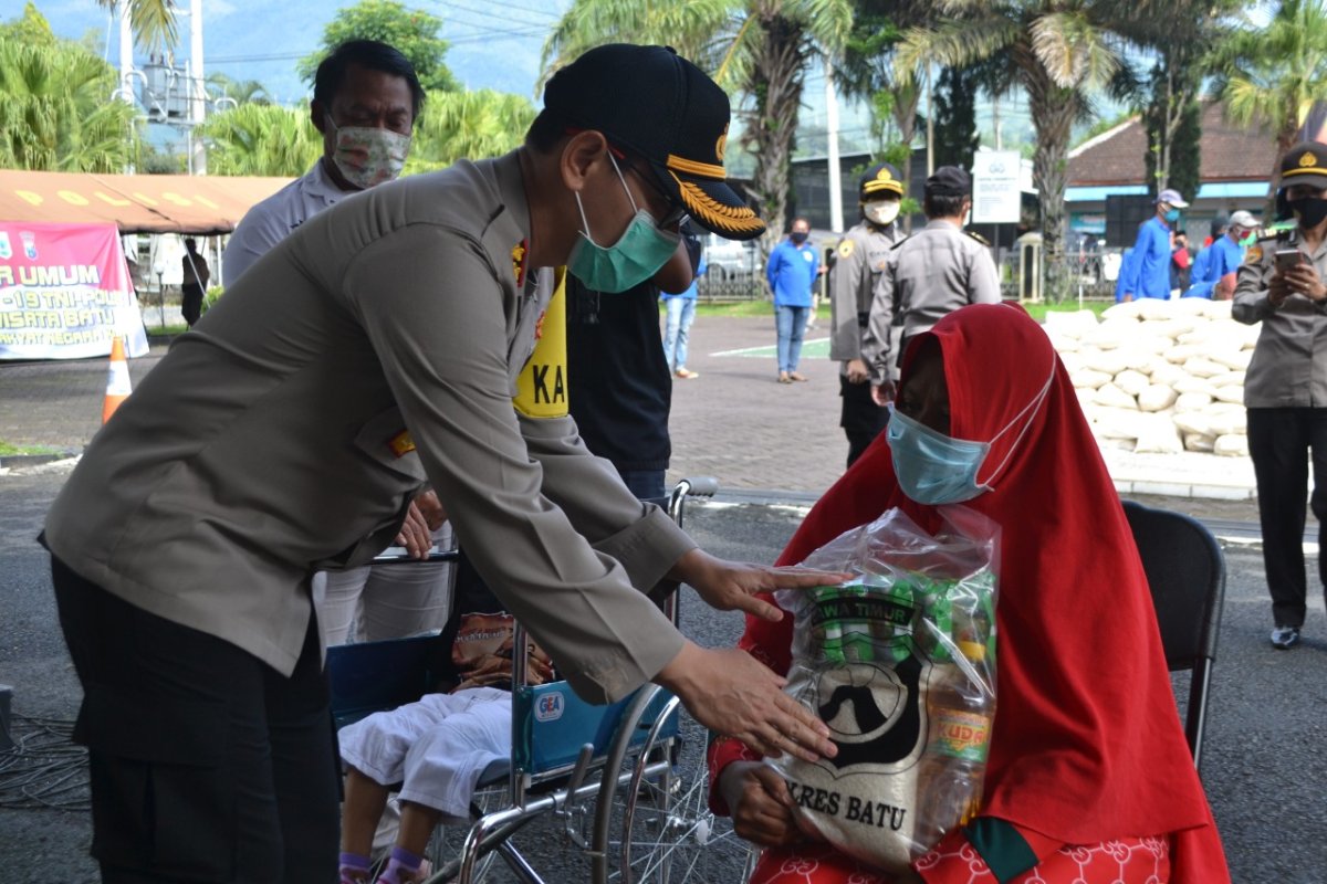 Polres Batu Distribusikan 10 Ton Beras Bantuan dari Mabes Polri