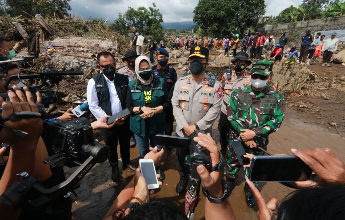 Kapolda Jatim, Tinjau Penanganan Korban Banjir Bandang dan Tanah Longsor di Kota Batu