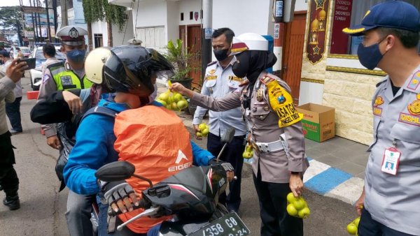 Pemudik Tertib diberi Reward Apel Batu, AKP Indah: Pelanggar dapat Janur Kuning
