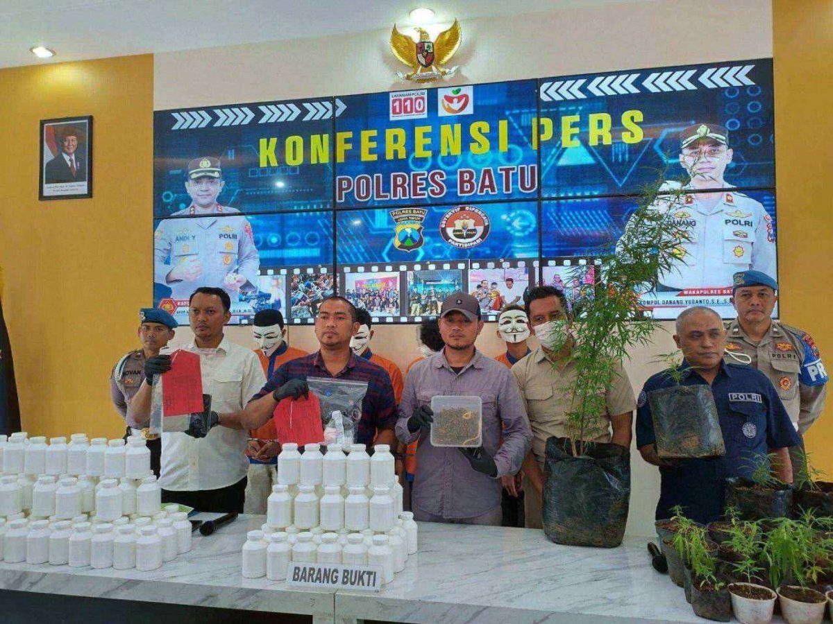Satresnarkoba Polres Batu Gelar Konferensi Pers, Ungkap Kasus Narkotika Jenis Ganja