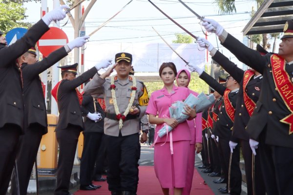 Tradisi Upacara Pedang Pora, Warnai Pisah Sambut Kapolres Batu yang Berlangsung Haru