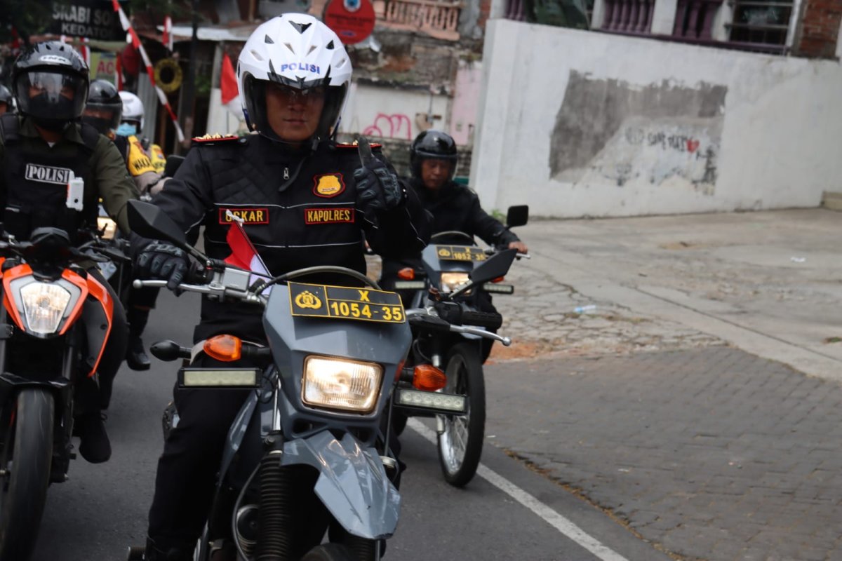 Pastikan Aman, Kapolres Batu AKBP Oskar Naik Trail Cek Pemungutan Suara di TPS