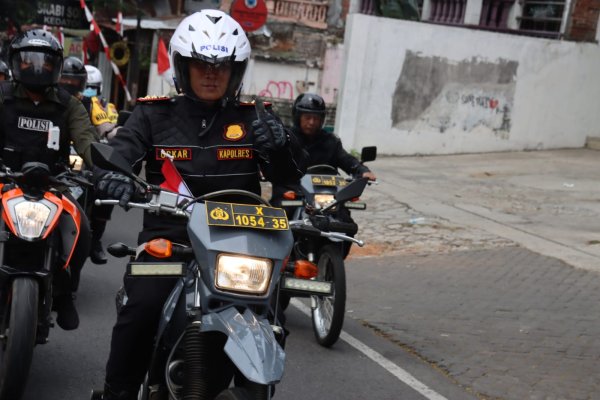Pastikan Aman, Kapolres Batu AKBP Oskar Naik Trail Cek Pemungutan Suara di TPS