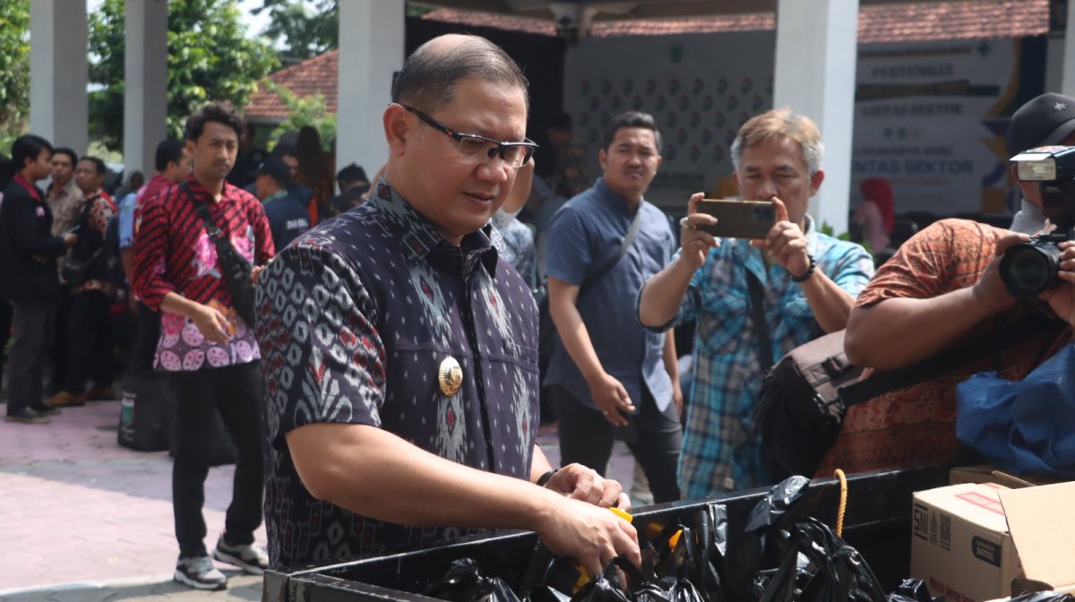 Operasi Pasar Hari Ketiga Diserbu Masyarakat, Pj. Wali Kota Batu Dr. Aries: Jaga Daya Beli dan Menekan Inflasi