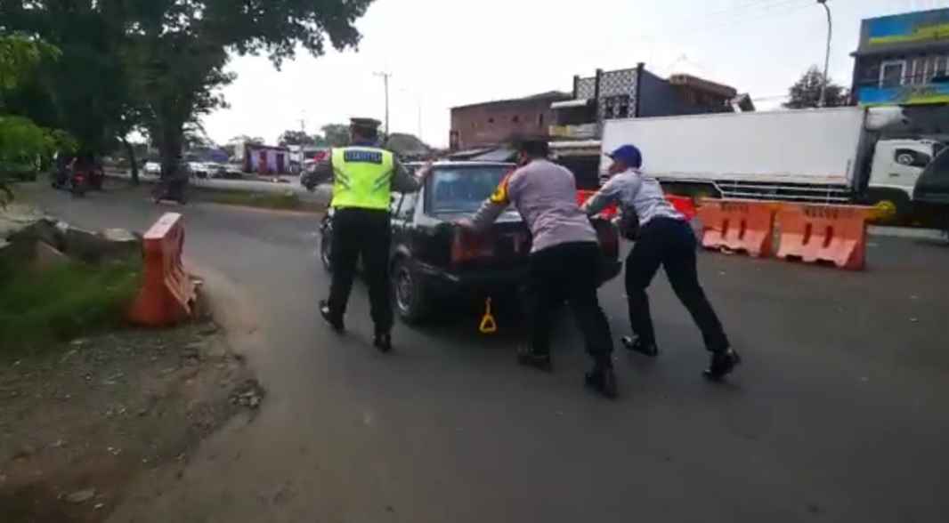 Dorong Mobil Pemudik Mogok Personel Pengamanan Lebaran Tuai Pujian, Kapolresta Malang Kota Beri Apresiasi