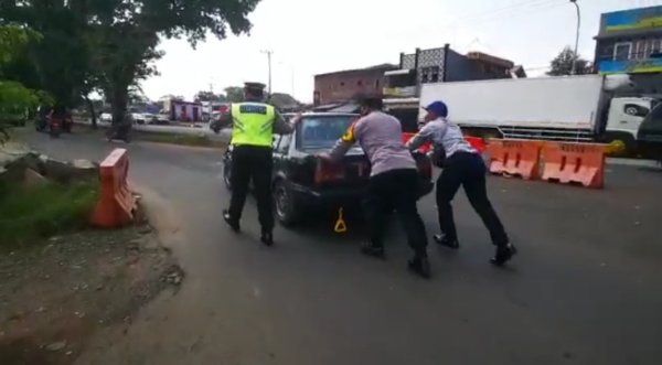 Dorong Mobil Pemudik Mogok Personel Pengamanan Lebaran Tuai Pujian, Kapolresta Malang Kota Beri Apresiasi